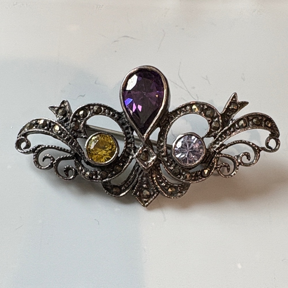 *Elegant Purple and Yellow Gemstone Brooch